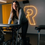 Pédaler au féminin : le guide motivant pour transformer vos séances de vélo d’appartement