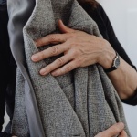 Adieu aux peluches : astuces simples pour redonner à votre manteau un aspect neuf