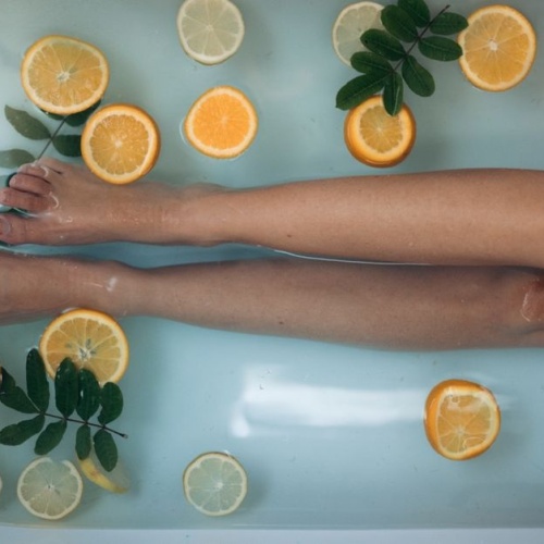 Offrez un bain relaxant à vos pieds fatigués : rituels simples pour un soulagement immédiat