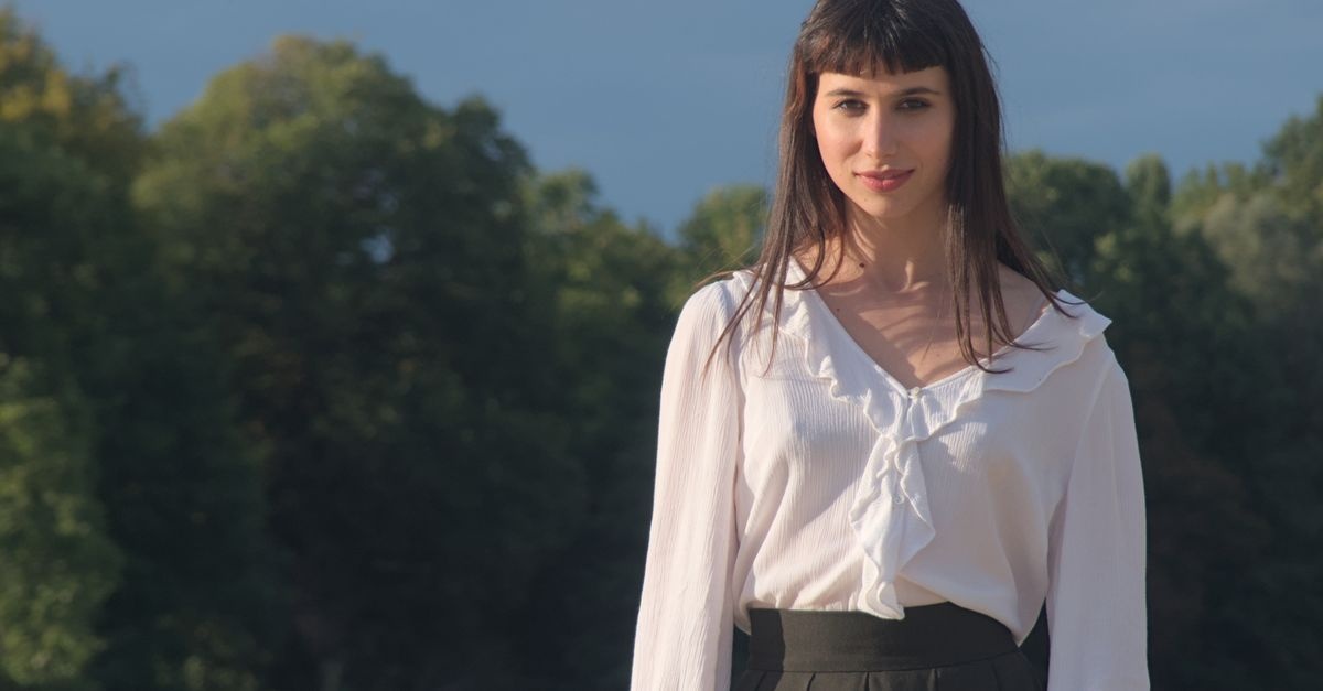 La chemise blanche : 10 idées de tenues chic et modernes pour toutes les occasions