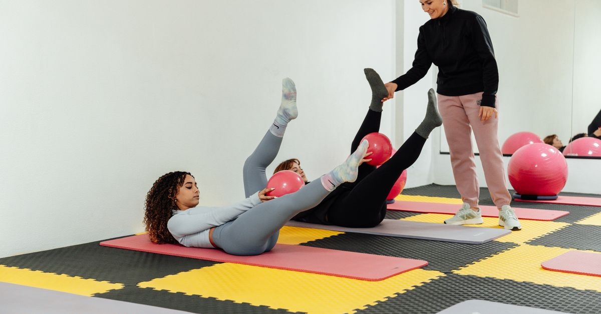 Premiers pas en salle de sport : le guide motivant pour les femmes débutantes
