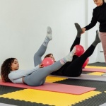Premiers pas en salle de sport : le guide motivant pour les femmes débutantes