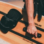 Bien débuter sur la planche : le guide simple et motivant pour vos premiers pas