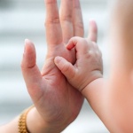 Les liens qui façonnent l’enfance : comprendre l’attachement pour mieux grandir
