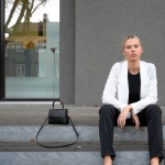 Élégance lumineuse : idées de tenues chic avec un blazer blanc