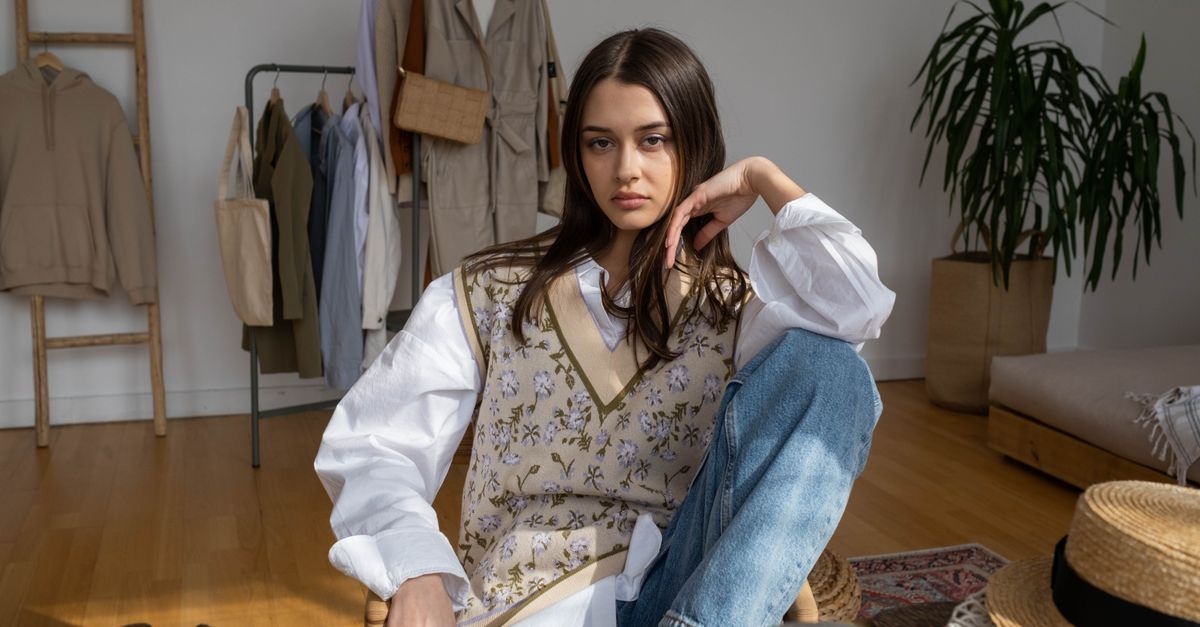 Idées de looks cosy-chic : comment styliser un gilet en maille au quotidien