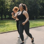 Maigrir en douceur : le guide de la marche minceur spécialement pensé pour les femmes