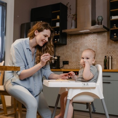 Chaise haute bébé : le guide malin pour faire le bon choix sans se tromper