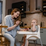 Chaise haute bébé : le guide malin pour faire le bon choix sans se tromper