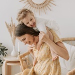 Quand l’amour devient étouffant : comprendre et apprivoiser une mère trop présente