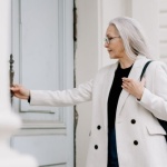 Élégance intemporelle : idées de looks chic pour femmes mûres