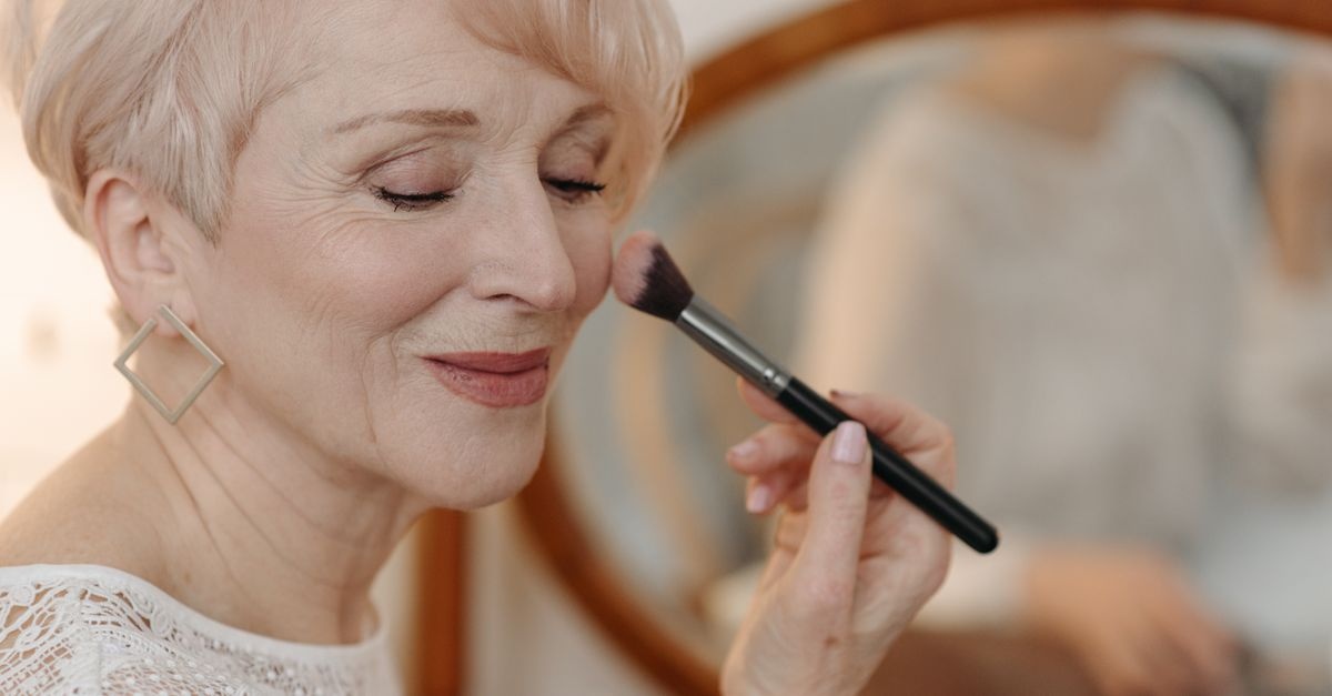 Secrets d’un maquillage lumineux après 50 ans : sublimer la peau mature en toute simplicité