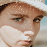 Adieu les taches de soleil : comprendre, prévenir et estomper les marques sur le visage