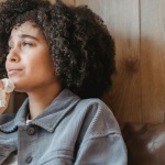 Pourquoi cette tristesse qui s’accroche ? Comprendre ses origines et retrouver l’élan