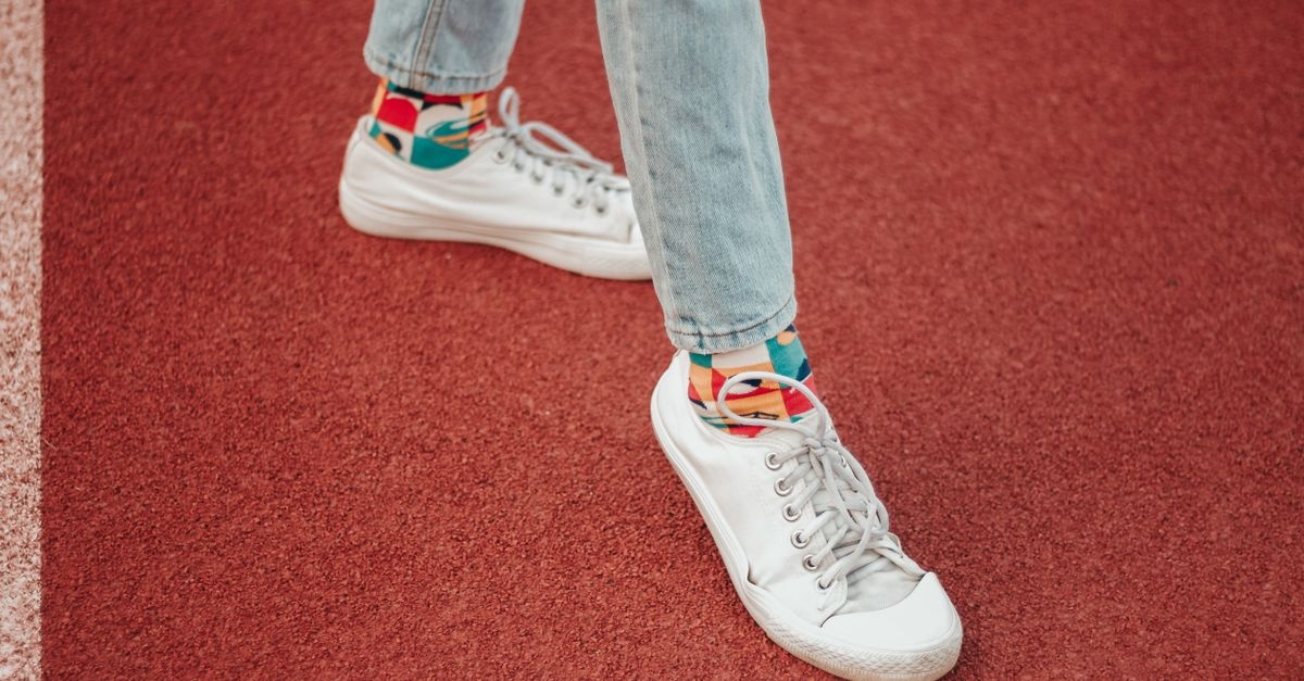 Osez les chaussettes colorées : 10 idées de looks tendance pour illuminer votre tenue