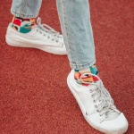 Osez les chaussettes colorées : 10 idées de looks tendance pour illuminer votre tenue