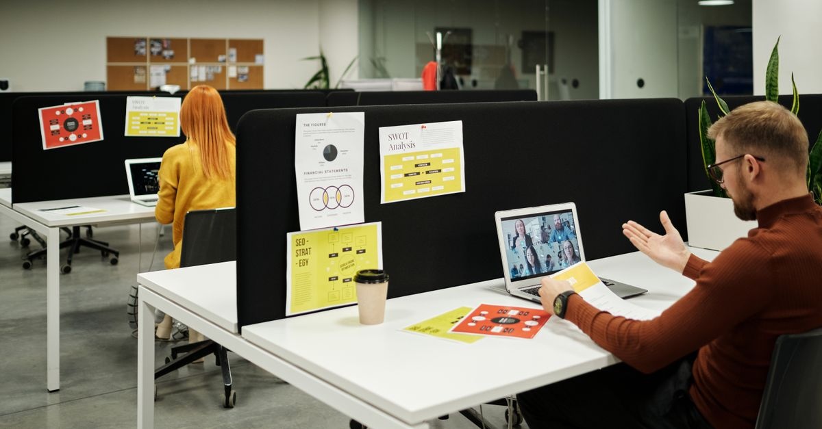 Quand le bureau devient un poison : repérer et survivre à une ambiance de travail toxique