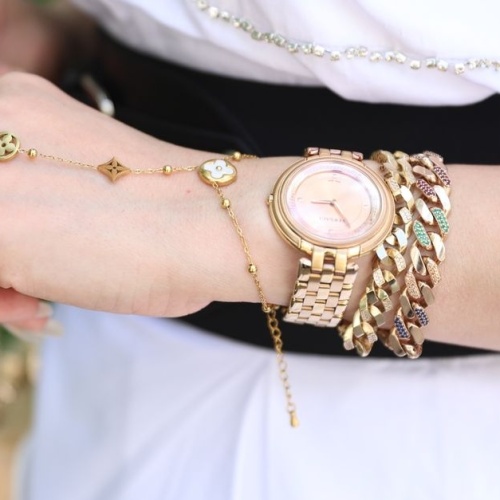Sublimez votre look : idées de tenues chic avec une touche de bijoux dorés