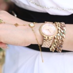 Sublimez votre look : idées de tenues chic avec une touche de bijoux dorés