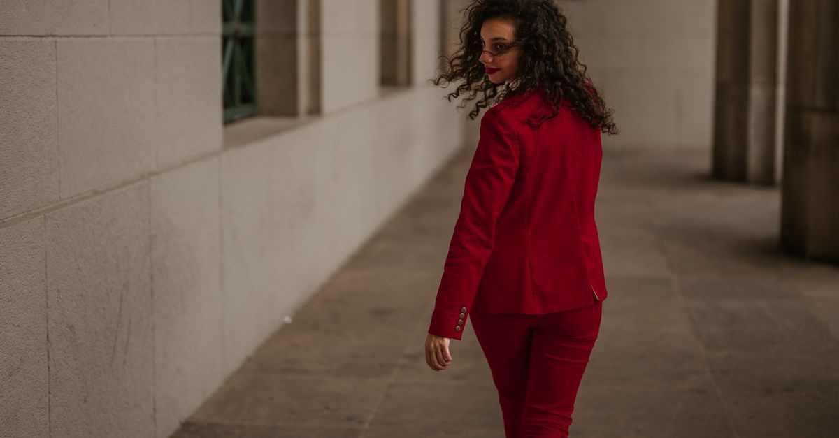 L’art du ton sur ton : comment composer une tenue chic et harmonieuse sans effort