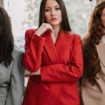 Le blazer chic au féminin : comment adopter une élégance intemporelle au quotidien