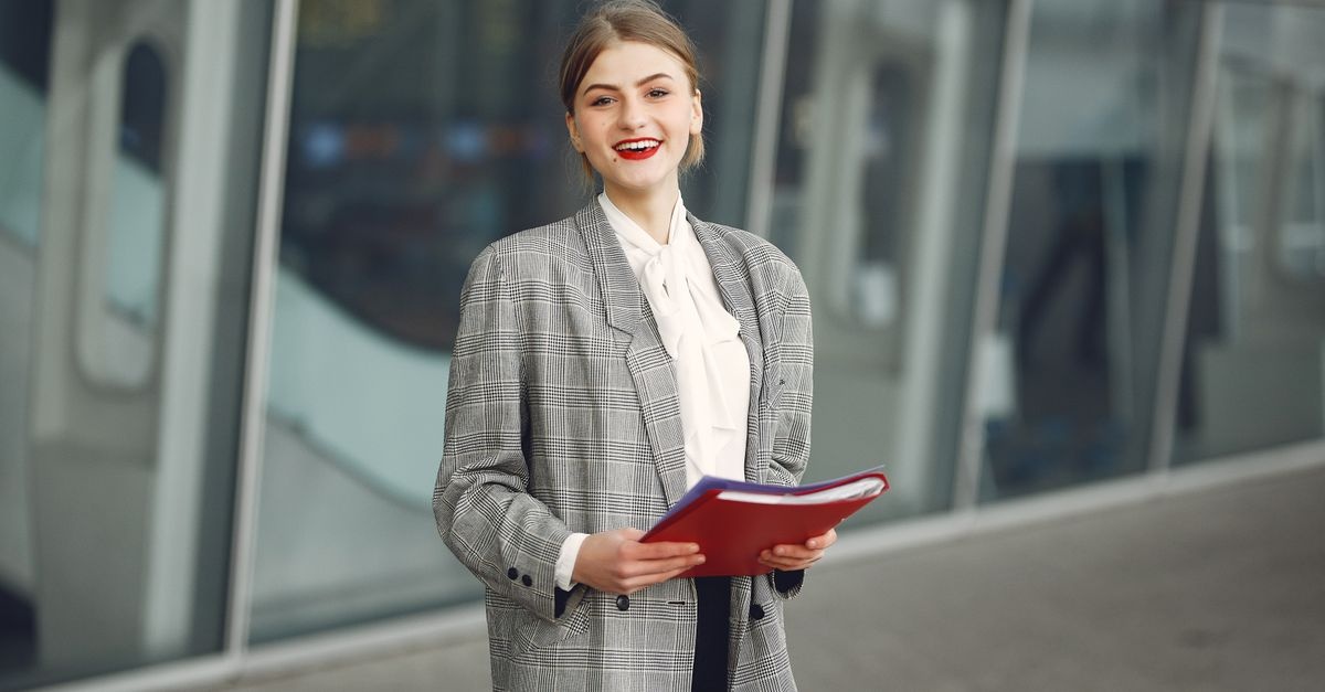 Réussir son entretien d’embauche : quelles tenues femme pour faire la meilleure impression ?